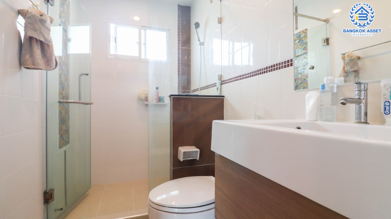 บ้านเดี่ยวมือสอง ม.ภัสสร26 ราชพฤกษ์-ติวานนท์ หลังมุม เนื้อที่กว้างขวางกว่า 90.90 ตร.ว. ฟังก์ชัน 3 ห้องนอน 3 ห้องน้ำ จอดรถได้ 2 คัน สภาพใหม่เหมือนมือหนึ่ง พร้อมเข้าอยู่ ทำเลเดินทางสะดวก หน้าโครงการติดถนนถนนราชพฤกษ์ ใกล้ทางด่วน "ศรีสมาน"